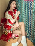 [Toutiao headline goddess] April 8, 2018 Feng Xuejiao 2m white sofa(51)